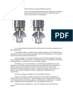 Como a relação r/L afeta o movimento do pistão e a vibração do motor