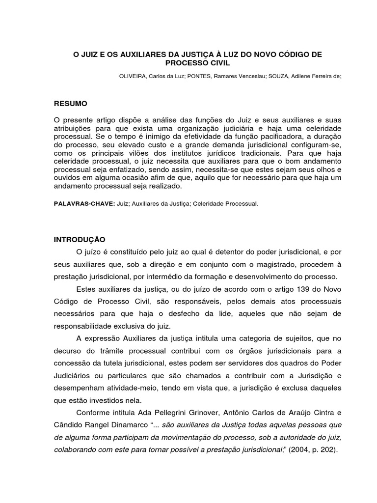 O Juiz E Os Auxiliares Da Justiça De Uma Localidade