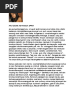 30 ayol tort oyoqqa turib, mushukini korsatadi