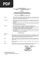 Yosh ayolning tukli mushukini yalaydi