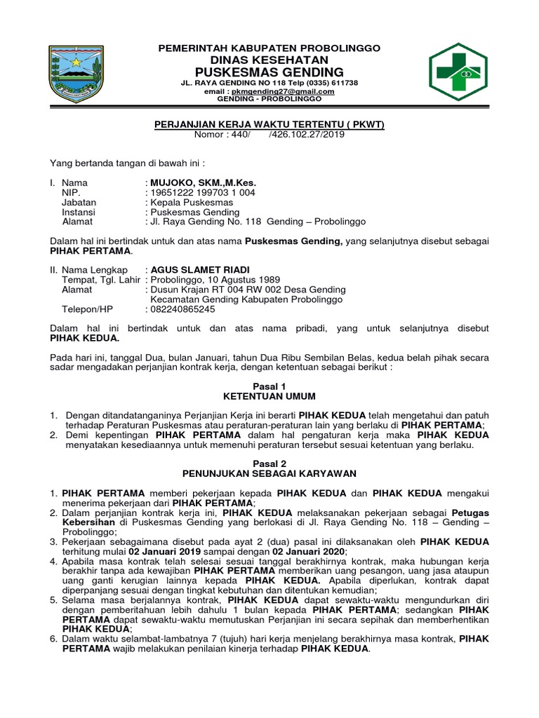 Petugas Kebersihan Kontrak Di Tengah Kegiatan Harian