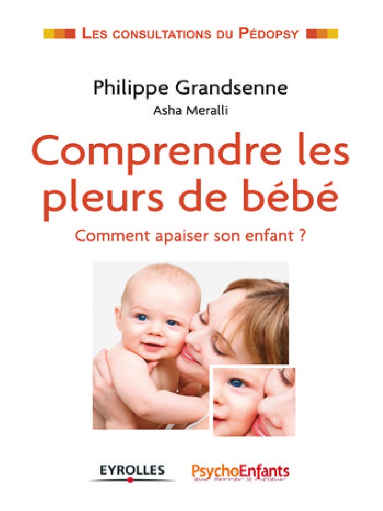 Bébé De 6 Mois Tient Dans Ses Mains Un Jouet De Dentition En Bois Allongé  Dans Un Berceau Dans Une Chambre D'enfant