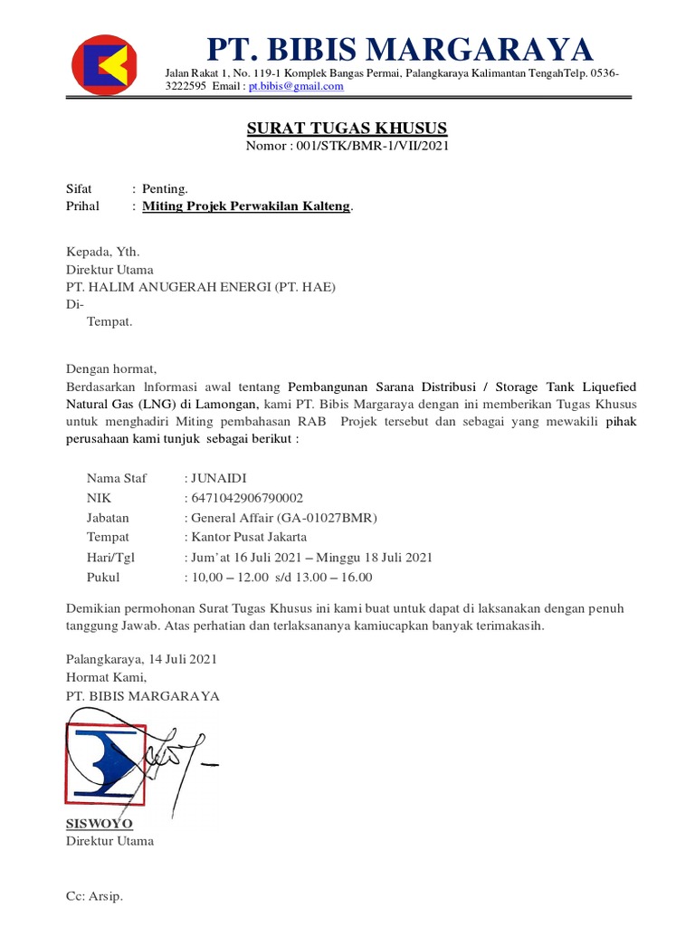 U katta qurilma bilan anusdagi yosh qizni sikadi