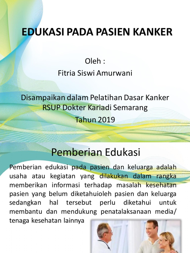 Dokter sedang memberikan edukasi tentang kanker kepada masyarakat