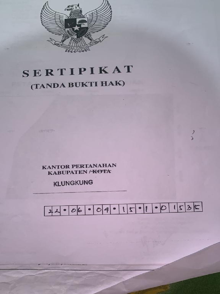 pemilik tanah memeriksa dokumen sertifikat