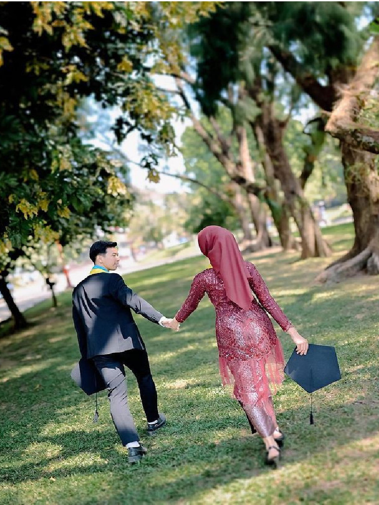 Ide Pose Wisuda Bareng Suami | PDF