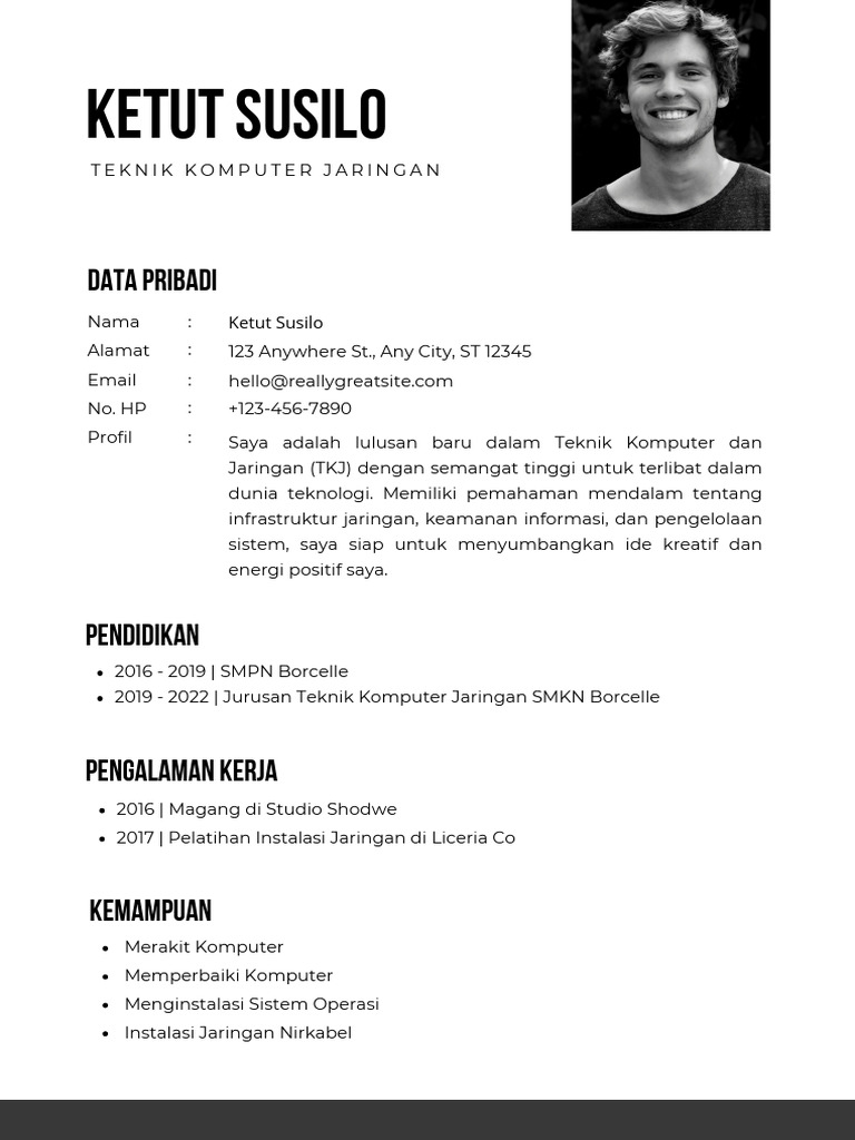 Putih Hitam Minimalis Maskulin Profesional CV Resume Template_20240520